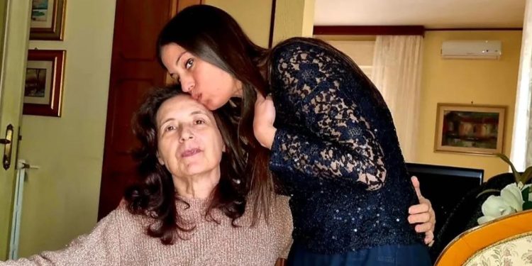 Sara Tommasi e la mamma (Foto: Instagram)