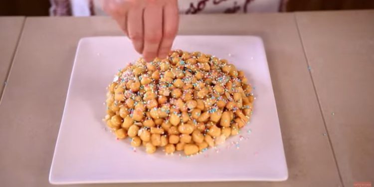 Ricette di Carnevale, gli struffoli (screen da Youtube)