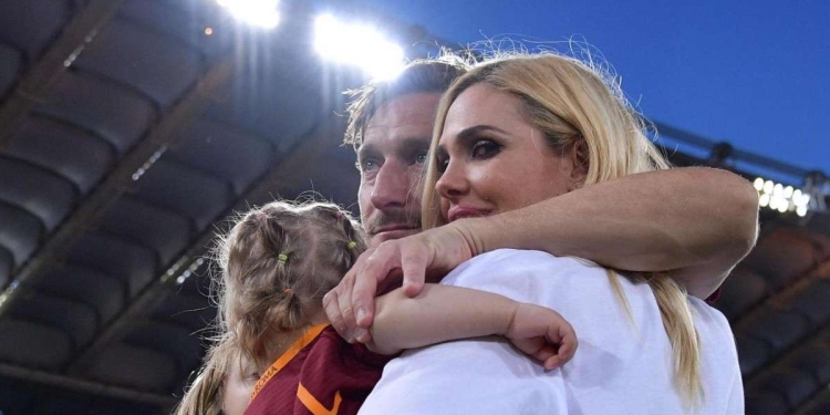 Francesco Totti mentre abbraccia la moglie Ilary Blasi (LaPresse)