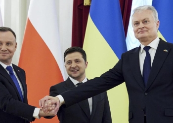 Il presidente dell'Ucraina V. Zelensky (al centro), con il presidente polacco A. Duda (sin.) e quello della Lituania G. Nauseda (LaPresse)