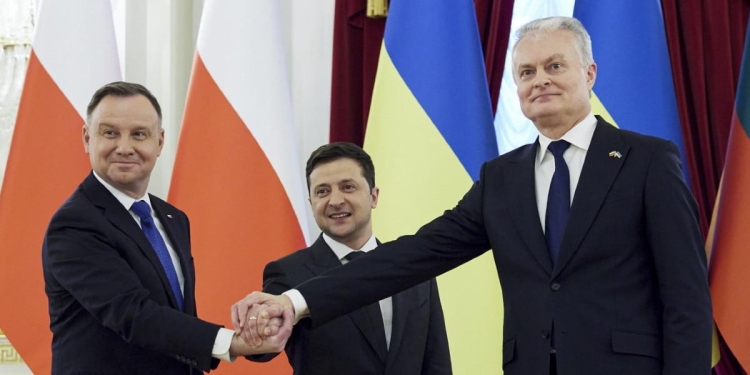 Il presidente dell'Ucraina V. Zelensky (al centro), con il presidente polacco A. Duda (sin.) e quello della Lituania G. Nauseda (LaPresse)