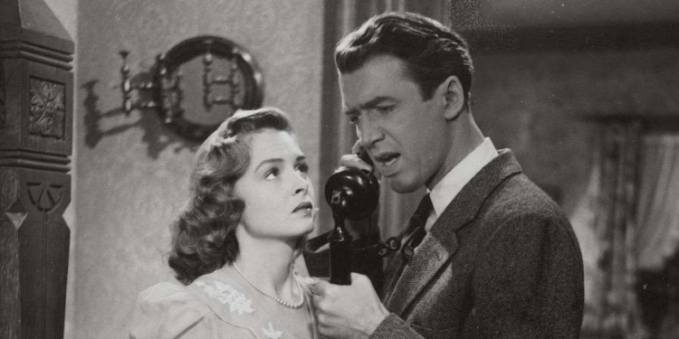 Donna Reed e James Stewart in La vita è meravigliosa (1946) (LaPresse)