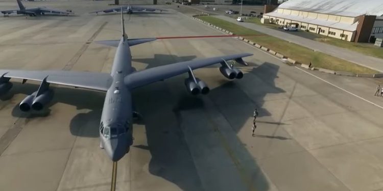 Bombardiere B-52, screen da Youtube