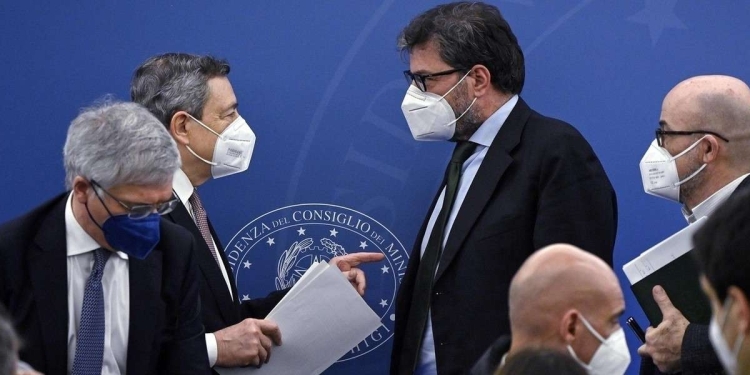 Il Premier Draghi e i ministri Franco, Giorgetti e Cingolani (Lapresse)