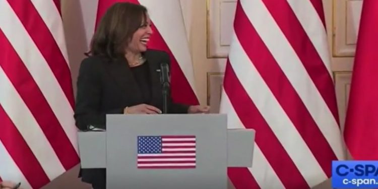 Kamala Harris ride durante la conferenza stampa in Polonia (screen da video Daily Mail)