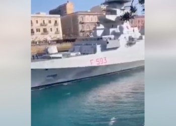 Nave Carabiniere presa a sassate a Taranto (da video Facebook)