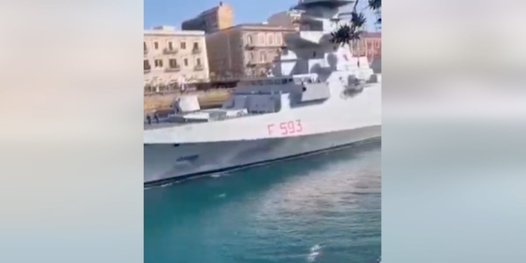 Nave Carabiniere presa a sassate a Taranto (da video Facebook)