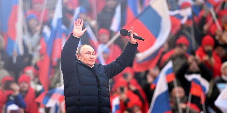 Il presidente russo Vladimir Putin parla allo stadio nell'anniversario del referendum sullo stato della Crimea (LaPresse)