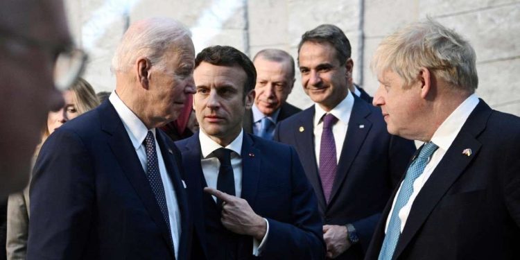 Da sin: Joe Biden, Emmanuel Macron, Boris Johnson al vertice Nato (LaPresse)