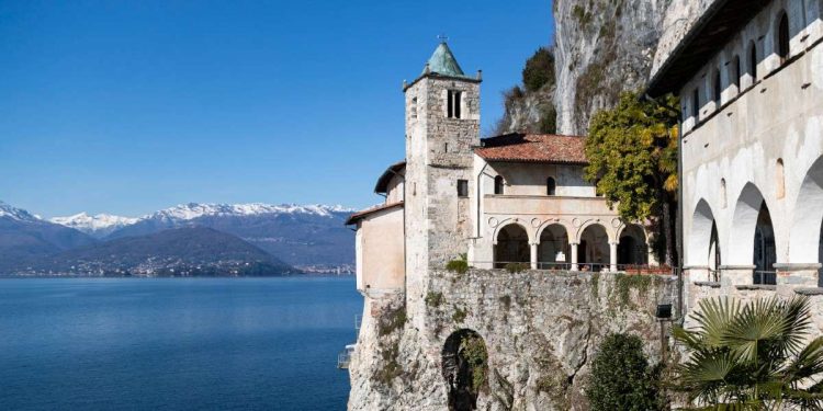 L'eremo di Santa Caterina del Sasso, sul Lago Maggiore (foto da web)