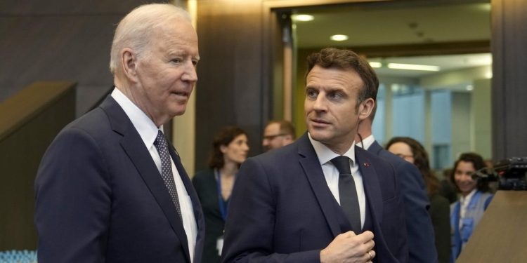 Emmanuel Macron e Joe Biden (Lapresse)