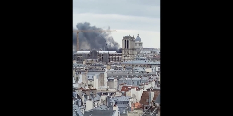 Incendio a Parigi (da video Twitter)