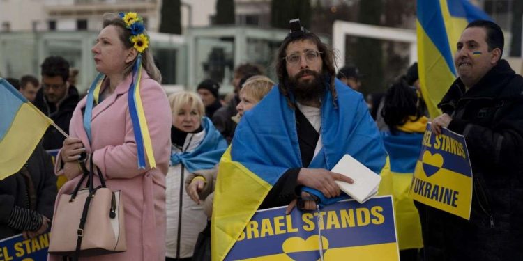 Israele, folla pro-Ucraina in piazza (LaPresse)