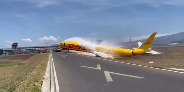 Aereo cargo DHL si spezza in Costa Rica, screen da Facebook