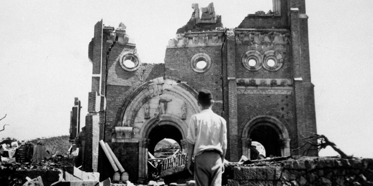 Nagasaki, 1945, un mese dopo la bomba: le rovine della Cattedrale cattolica di Urakami (LaPresse)