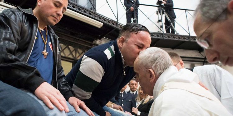 Papa Francesco durante la Messa in Coena Domini a Regina Coeli, nel 2018 (LaPresse)