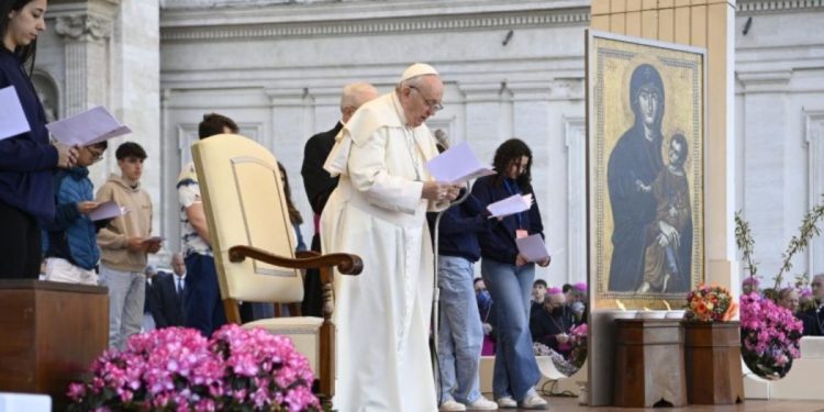 Papa Francesco con i giovani