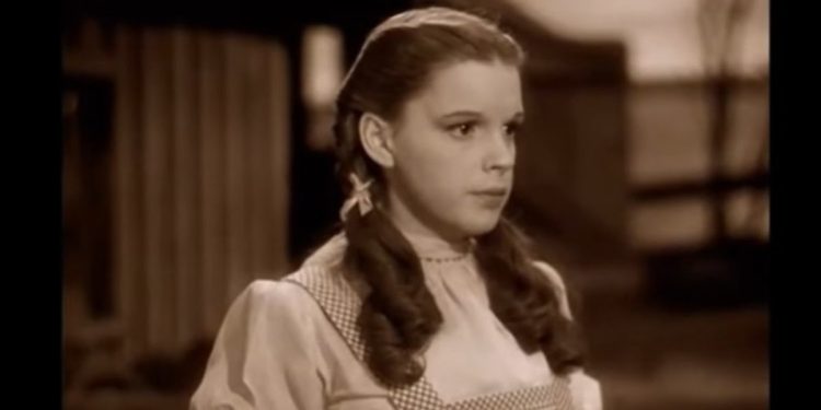 Judy Garland ne "Il mago di Oz" (screen: YouTube)