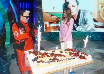 Cristiano Malgioglio e la torta di compleanno a "Verissimo" (2022)