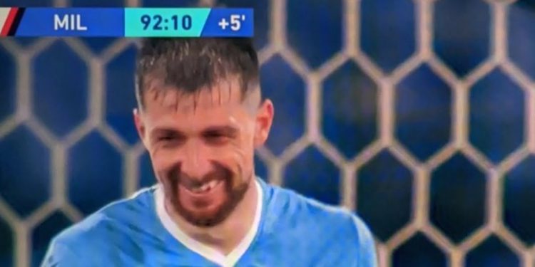 Acerbi ride dopo il gol del Milan (foto: screen da Twitter)