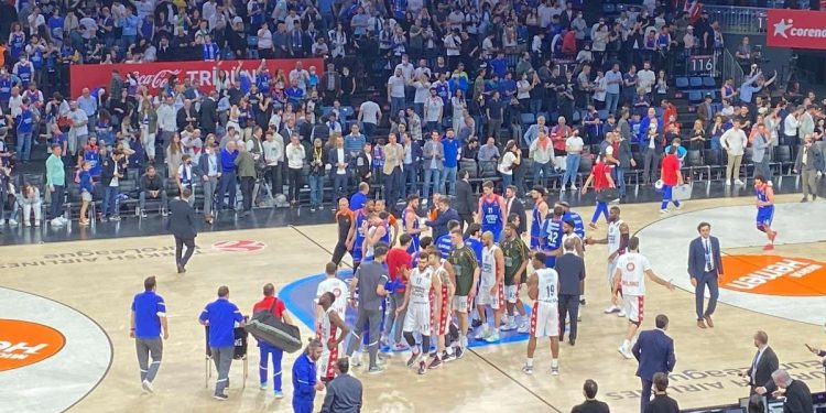 Diretta Anadolu Efes Milano (77-65): Olimpia ko in gara-3, serie playoff 1-2 (da Facebook)