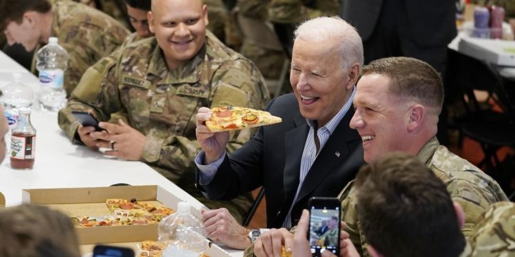 Il presidente Usa Joe Biden con alcuni militari americani in Polonia (LaPresse)