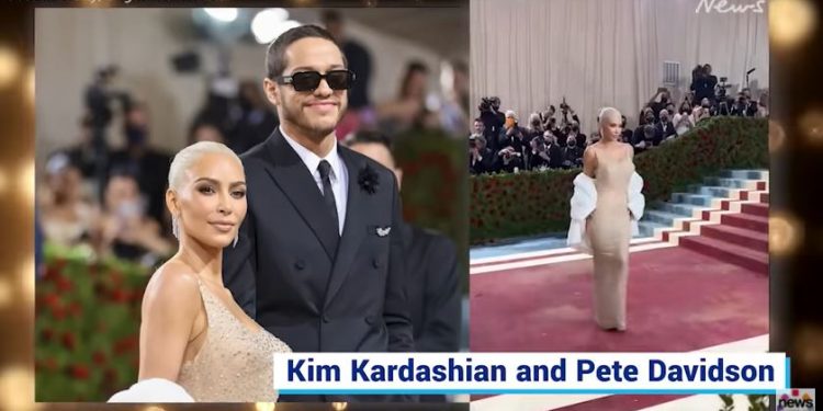 Kim Kardashian al Met Gala 2022, screen da Youtube