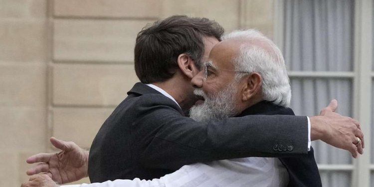 Emmanuel Macron con Narendra Modi, primo ministro dell'India (LaPresse)