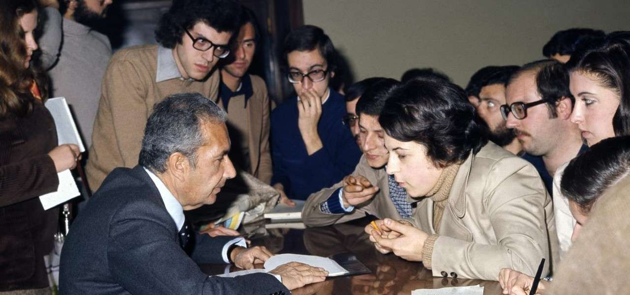 Aldo Moro (1916-1978) all'università con alcuni studenti (LaPresse)