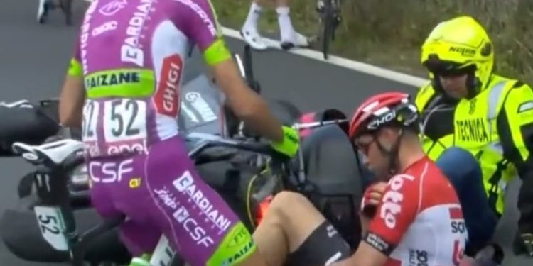 Incidente moto Giro d'Italia 2022 (screen da Twitter)