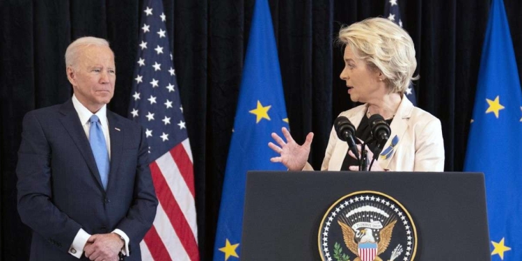 Ursula von der Leyen, presidente della Commissione Ue. A sin., Joe Biden (LaPresse)