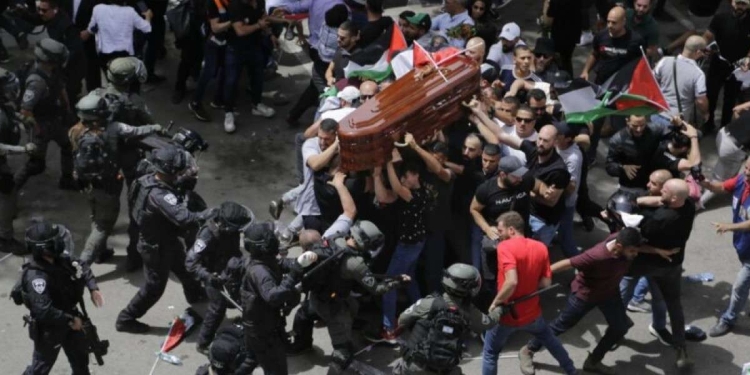 Il funerale della giornalista palestinese caricato dalla polizia israeliana