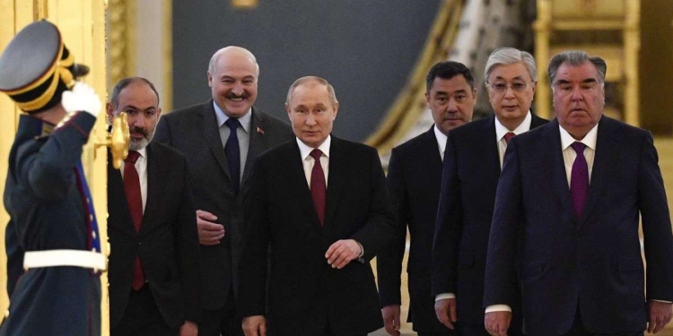 Per gli Stati del Csto, da sin.: N. Pashinyan, A. Lukashenko, V. Putin, S. Japarov, K.J. Tokayev, E. Rakhmon (LaPresse)