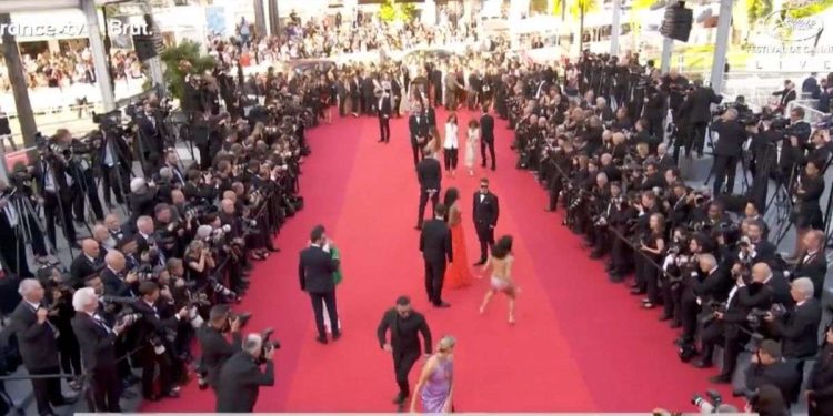 cannes attivista nuda