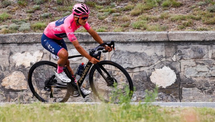 CLASSIFICA GIRO D'ITALIA 2022/ Carapaz sempre maglia rosa, ritiro per  Almeida