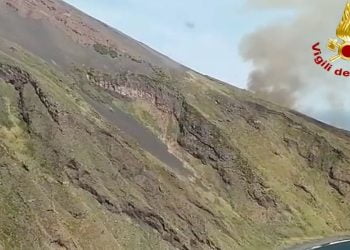 Incendio a Stromboli (Foto: Twitter, Vigili del Fuoco)