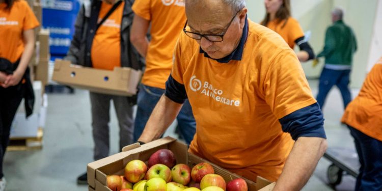 Un volontario di Banco Alimentare all'opera