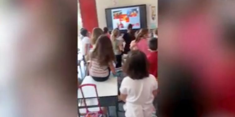 Bambini cantano inno Roma a scuola (screen da video)