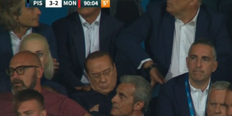 Berlusconi addormentato in tribuna