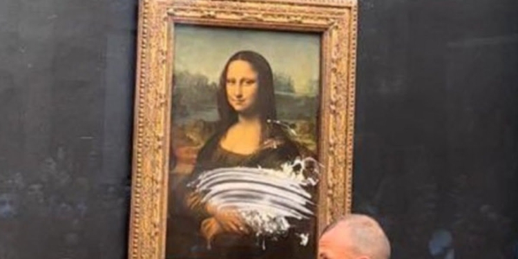 Gioconda colpita da torta (screen da Twitter)