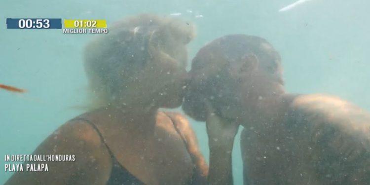 Mercedesz ed Edoardo, bacio in apnea all'Isola dei Famosi (Foto: Screenshot)