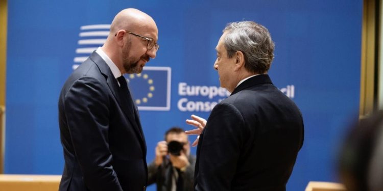 Il presidente del Consiglio europeo Charles Michel con Mario Draghi (LaPresse)