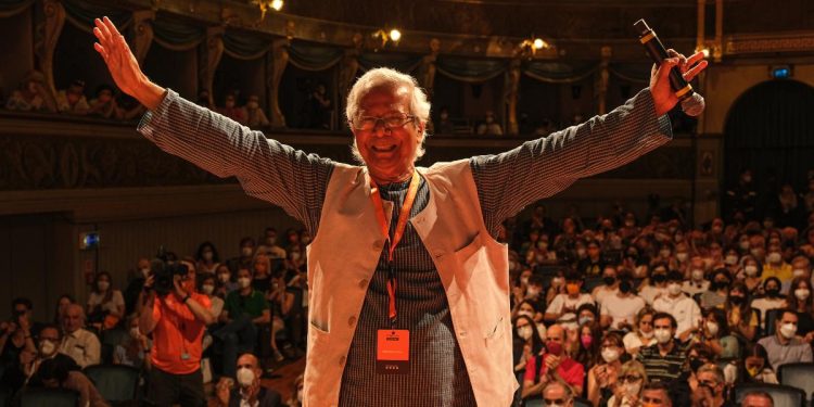 Festival dell'Economia L’impresa sociale per uno sviluppo economico sostenibile Nella foto: Muhammad YUNUS e pubblico in sala Data 3 giugno 2022 Luogo: TEATRO SOCIALE Foto: SIMONINI Marco - Archivio Ufficio Stampa PAT