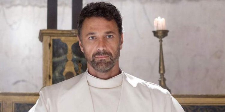 Raoul Bova in "Don Matteo 13"