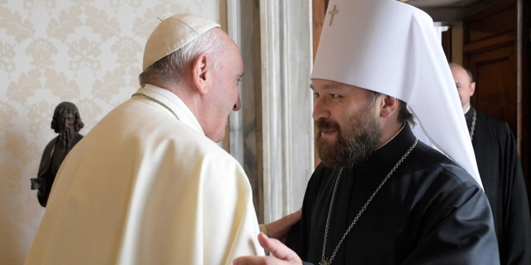 Papa Francesco con il metropolita Hilarion Alfeyev (LaPresse)