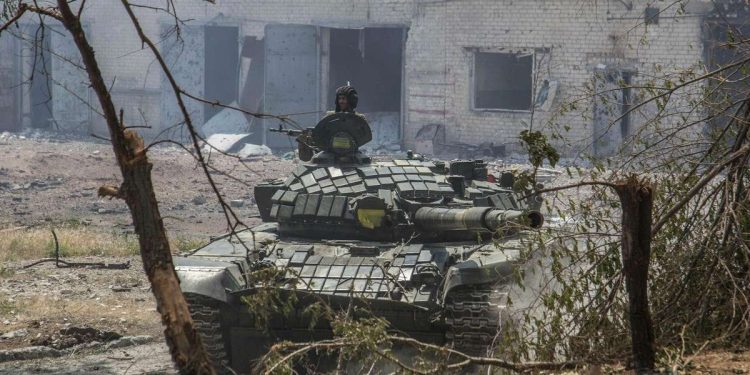 Un tank ucraino a Severodonetsk (LaPresse)