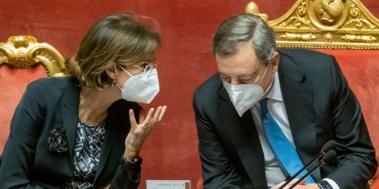 Marta Cartabia, ministra della Giustizia, con Mario Draghi al Senato (LaPresse)