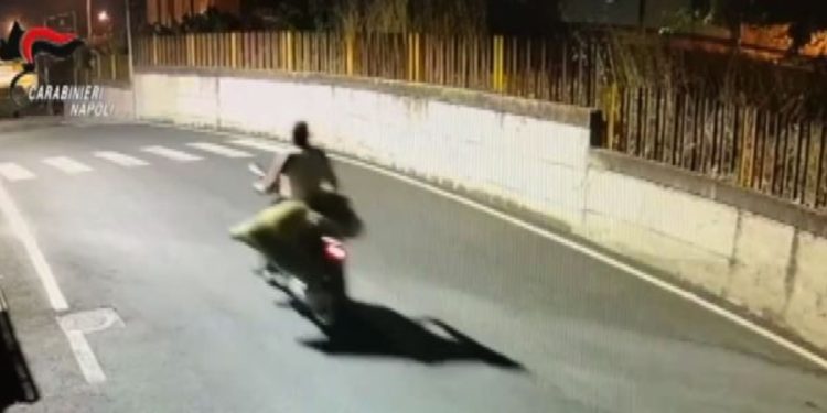 Napoli, cadavere caricato in buste di plastica su scooter