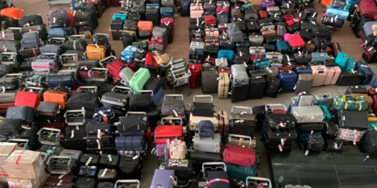 Bagagli all'aeroporto di Heathrow (foto: Twitter)