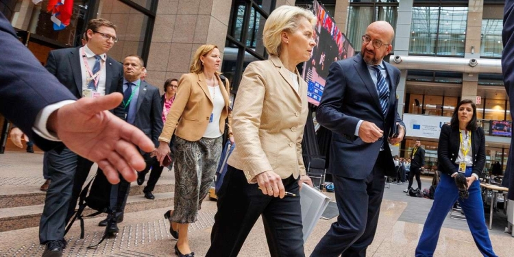 La presidente della Commissione Ue U. von der Leyen con il presidente del Consiglio Europeo C. Michel (LaPresse)